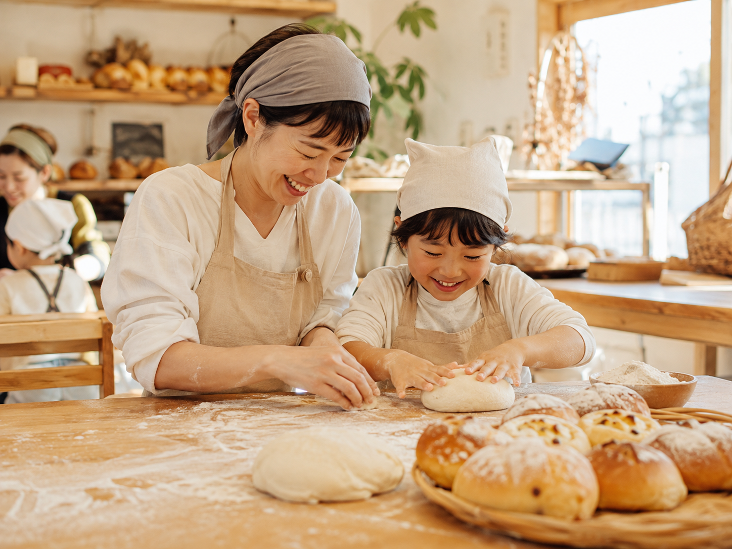 地域の親子とパンづくりに取り組む様子